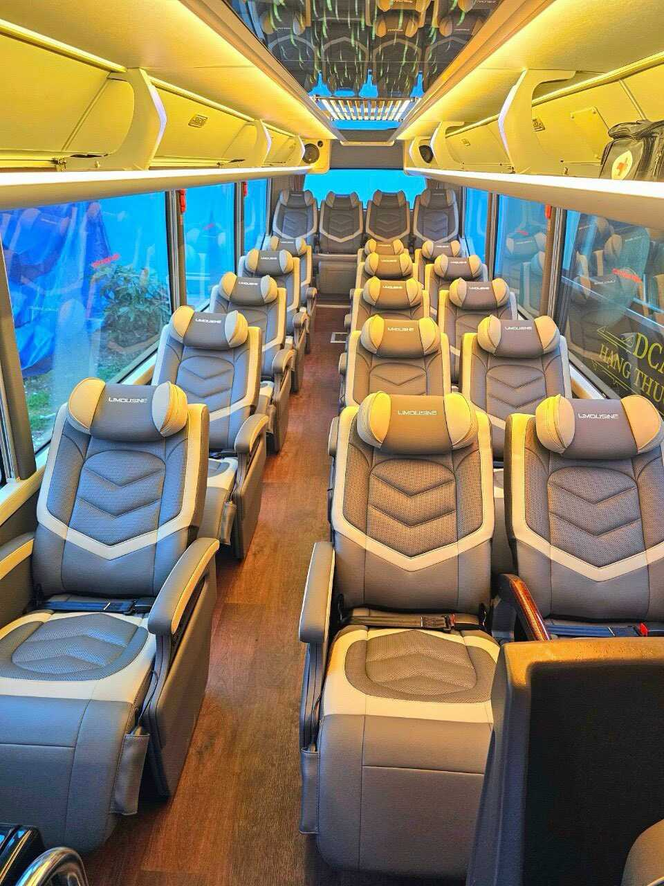 Thuê Xe Limousine 19 Chỗ Đà Nẵng: Nâng Tầm Đẳng Cấp Cho Mọi Hành Trình Cùng Thuexehuydat.com